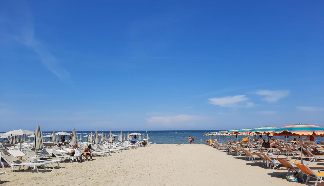 Hotel Lalla Beauty & Relax Чезенатико Экстерьер фото